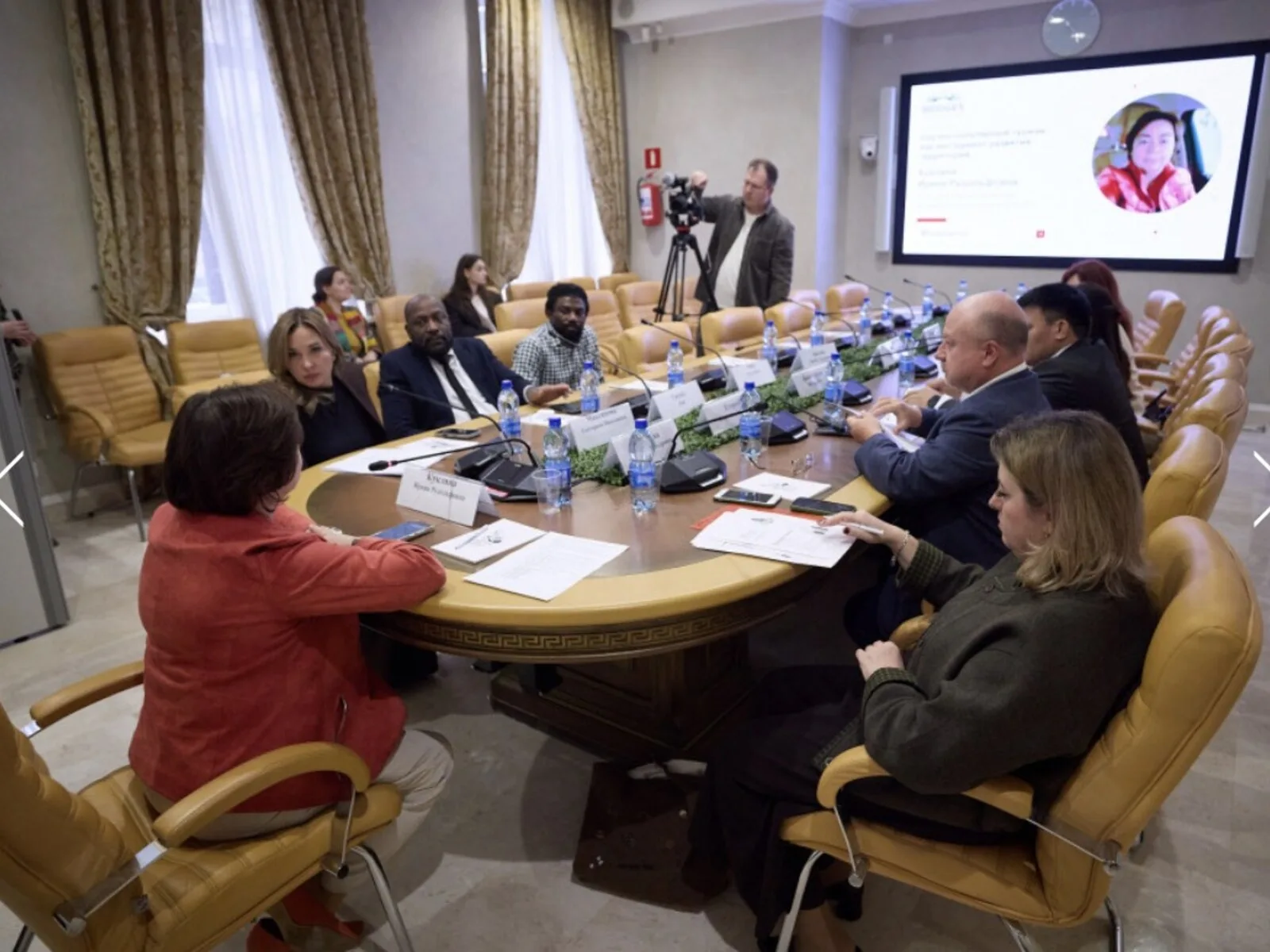 Международный круглый стол BRICS с делегатами из России, Индии и стран Африки в премиальном конференц-зале